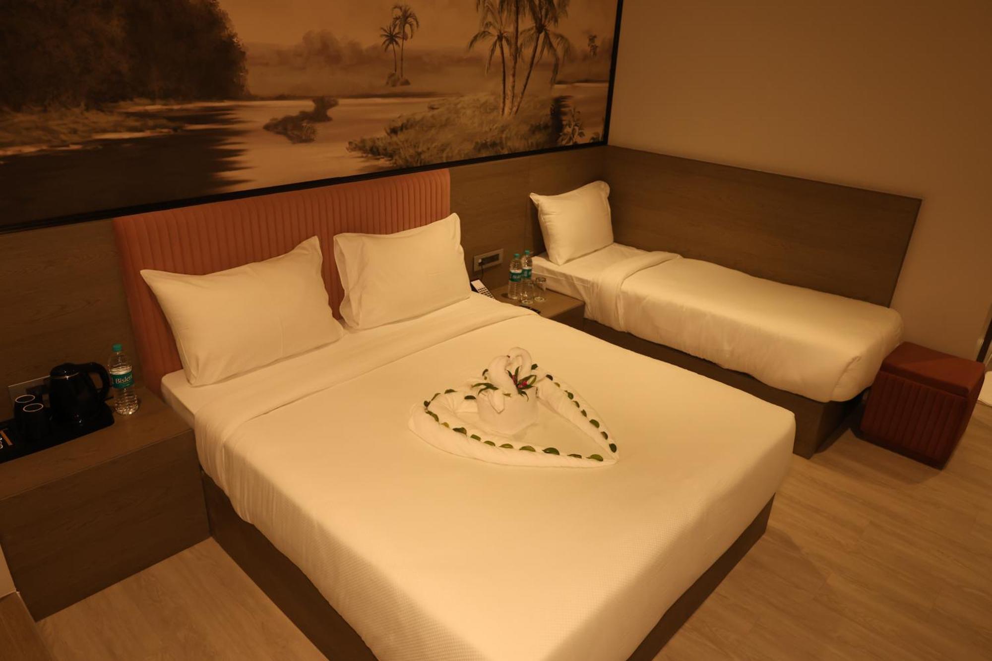 Afc Hotel Индор Екстериор снимка